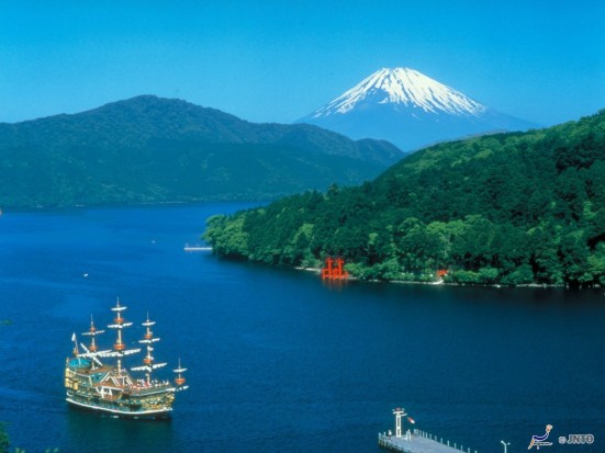 Lake Ashi and Mt. Fuji ©Odakyu Electric Railway/©JNTO